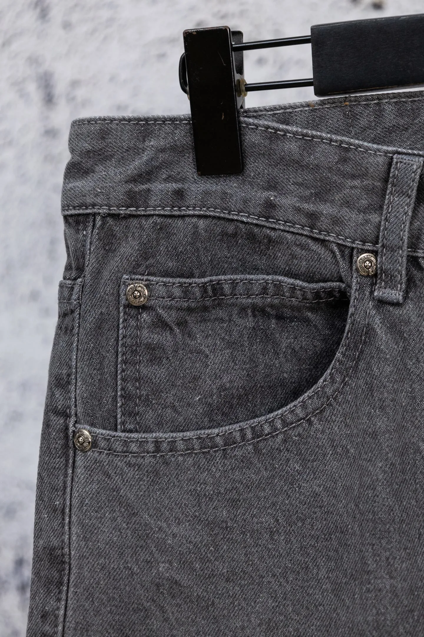 P240 Chromehearts limited edition blue and white classic cross patch leather gray jeans, priced at 34W level, patchwork cross pattern embellishment, washed jeans! ! An absolutely high-end luxury product, a 1.9W-level god-level single product, a super popular product, made by top heavy industry, a magic weapon that cannot be missed! [About Zangyin] This is an extremely luxurious fashion brand that can also be called the aristocracy of the high street. It has always been an exclusive brand for some hipsters or rich second generations. Compared with ordinary high streets, it is more luxurious and noble. Compared with luxury brands, it is more fashionable and individual. It has always been a brand that I have a special liking for. [Top heavy industry fashion design] Consistently high-street luxury style. Speaking of this style, the Zangyin family and GU family are definitely the leading representative brands. Especially the Zangyin family has really achieved a state-of-the-art effect in creating high-street style. The unique washed material is used to create this style. The color system is already quite eye-catching. After it is decorated with patchwork cross flowers, it cleverly highlights the charm of the brand. Secondly, this style uses classic The high-waist cutting design highlights the long legs and fashionable temperament of the upper body. The brand is highly recognizable and the slim fit configuration is more suitable for daily wear. It is a product that interprets personality, fashion, and specifications at a glance. This single product is enough to make any fan excited. It can be a white T-shirt for a youthful college style, or a tight suspender for a royal style. It has strong matching ability and can be easily controlled by men.  [Materials and craftsmanship] Needless to say, this point goes without saying. As an excellent craftsman brand, Zangyin’s requirements for details and craftsmanship are really perfect. The washed color of this model has gone through so many processes, not to mention the embellishment of denim appliques. It is also purely hand-made and sewn. Just like what they believe in, only hand-made things have soul and have the meaning of wear. A top-notch heavy-duty fashionable denim item, I look forward to your perfect interpretation! !  Color: Gray Size: 28-34